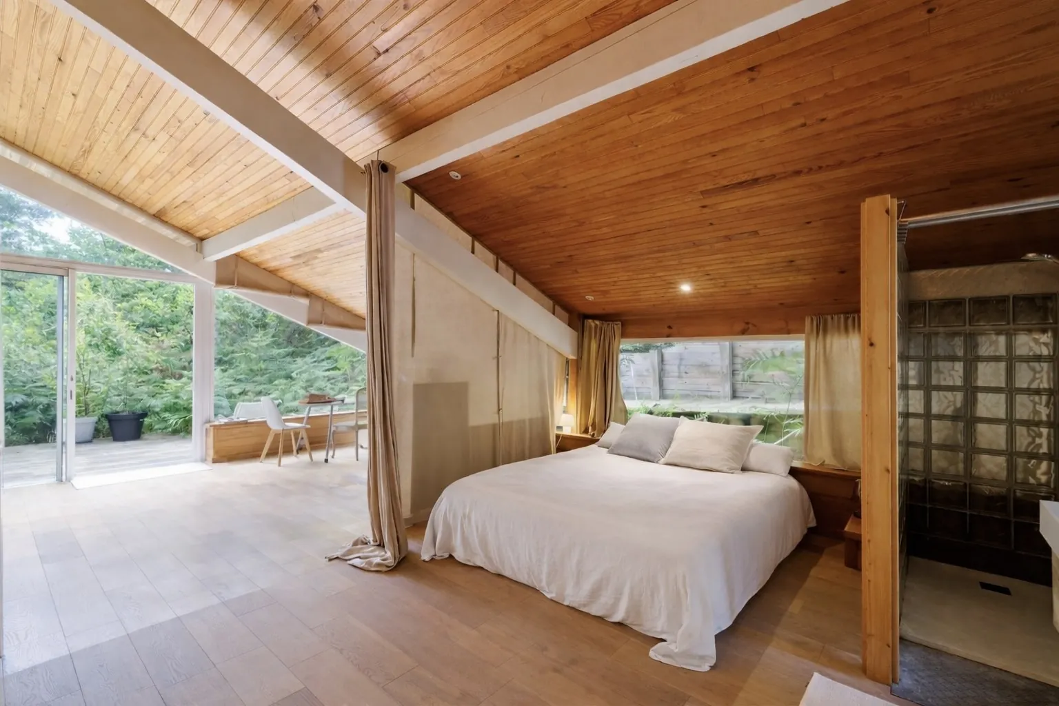 Studio Augusta : chambre avec terrasse et salle d'eau ouverte sur la végétation